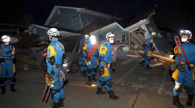 Lính cứu hỏa, quân đội, cảnh sát đang nỗ lực tìm kiếm nạn nhân bị mắc kẹt dưới những đống đổ nát. Ảnh: Reuters.