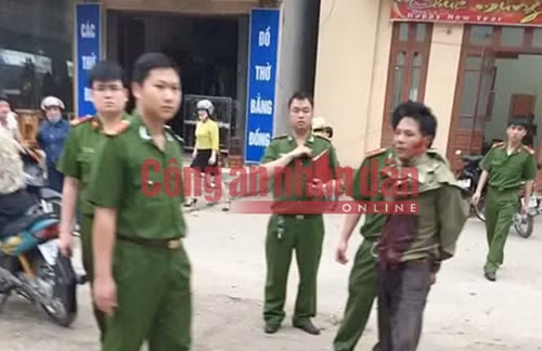 Lực lượng Công an khống chế đối tượng Đỗ Duy Mạnh.