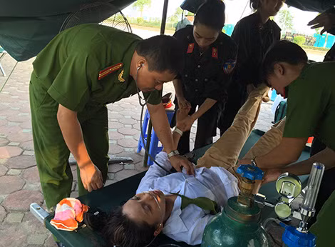Nhiều nữ chiến sĩ ngất trên thao trường vào những ngày nắng nóng.