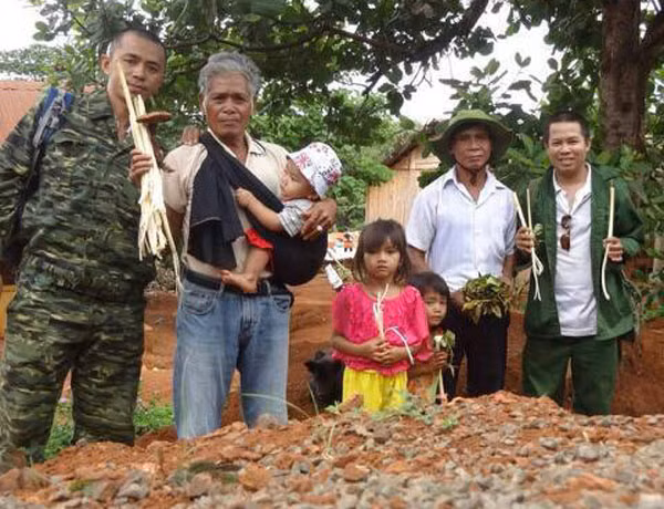 Các sơn nhân với tặng vật núi rừng: đọt mây - lá bép.