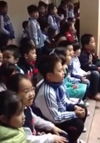 Hàng trăm học sinh Trường Tiểu học Đông Thái (Hà Nội) say sưa hát "Chắc ai đó sẽ về" (Ảnh cắt ra từ clip). Hàng trăm học sinh Trường Tiểu học Đông Thái (Hà Nội) say sưa hát "Chắc ai đó sẽ về" (Ảnh cắt ra từ clip).