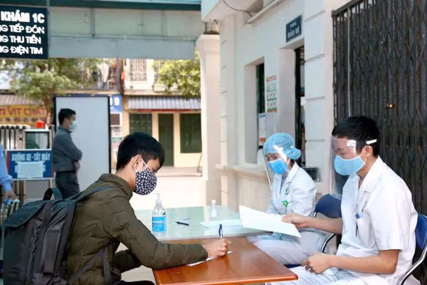 Bệnh nhân khai báo y tế khi đến khám tại Bệnh viện Việt Đức.