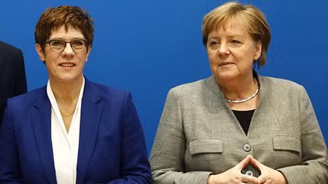 Bà Annegret Kramp-Karrenbauer và Thủ tướng Angela Merkel.