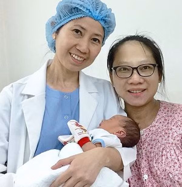 PGS.TS. Vương Thị Ngọc Lan bên bệnh nhân đã được điều trị vô sinh hiếm muộn thành công.