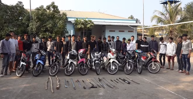 Nhóm thanh niên cùng hung khí bị tạm giữ.