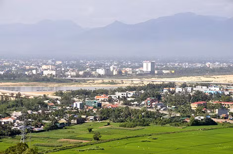 Thành phố Quảng Ngãi nhìn từ núi Thiên Ấn.