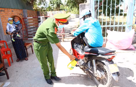 Công an kiểm tra, khử trùng người, xe qua lại đường làng.