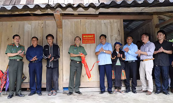 Đại tá Đặng Hồng và lãnh đạo huyện Trạm Tấu gắn biển và trao tặng “Nhà đại đoàn kết” cho gia đình ông Giàng Sông Tráng.