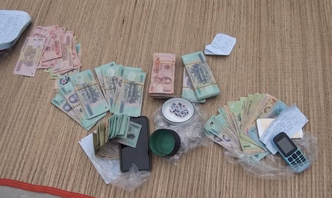 ...và tang vật thu giữ.
