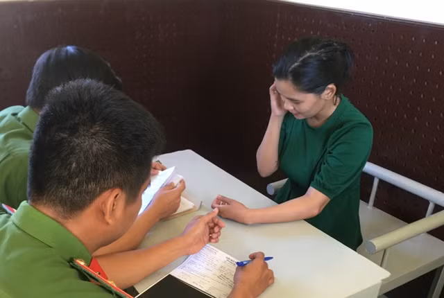 Cán bộ Phòng Cảnh sát hình sự Công an tỉnh Đắk Nông đang lấy lời khai đối tượng Lê Thị Y Rắc.