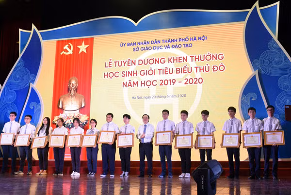Bộ trưởng Phùng Xuân Nhạ tặng Bằng khen của Bộ GD&ĐT cho các học sinh tiêu biểu. Bộ trưởng Phùng Xuân Nhạ tặng Bằng khen của Bộ GD&ĐT cho các học sinh tiêu biểu.