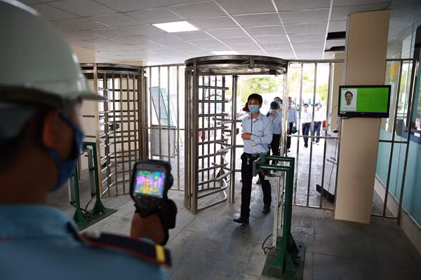 Nhân sự BSR phải đeo khẩu trang suốt quá trình ngồi trên xe buýt, di chuyển trong khuân viên Nhà máy, khi làm việc và được đo thân nhiệt.