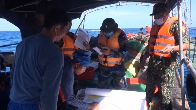 Biên phòng Quảng Trị lập biên bản vi phạm và cho điểm chỉ vào hải đồ đối với tàu cá Trung Quốc hoạt động trái phép trên vùng biển Việt Nam.