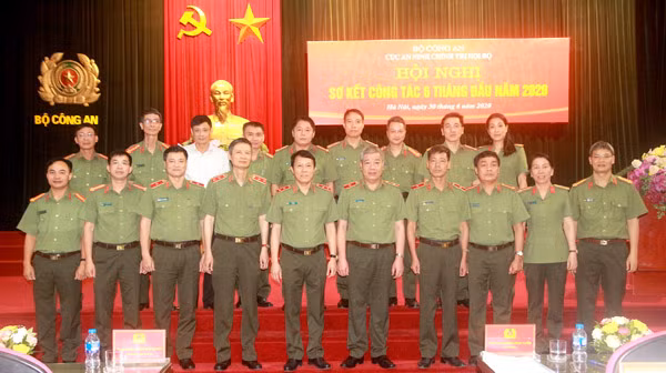Thứ trưởng Lương Tam Quang cùng các đại biểu dự Hội nghị.