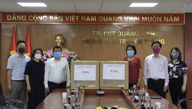 Tập đoàn TKV trao quà hỗ trợ Trung tâm Truyền thông tỉnh Quảng Ninh.