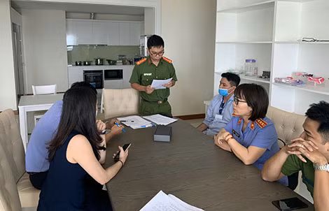Cơ quan điều tra tống đạt quyết định khởi tố, bắt tạm giam bị can (bị can Tô Văn Chí Tâm đeo khẩu trang). Cơ quan điều tra tống đạt quyết định khởi tố, bắt tạm giam bị can (bị can Tô Văn Chí Tâm đeo khẩu trang).