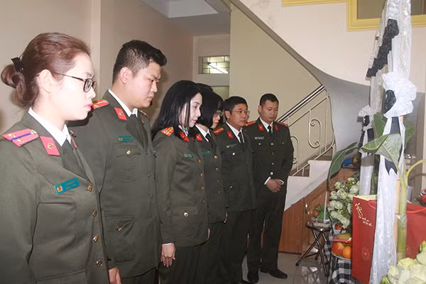 Cán bộ, chiến sĩ Cục truyền thông CAND tưởng nhớ, tiếc thương liệt sĩ Dương Đức Hoàng Quân.