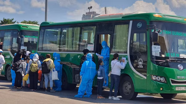 Chính quyền Đà Nẵng phối hợp với các tỉnh, thành phố hỗ trợ người bị mắc kẹt do COVID-19 trở về quê.