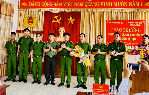 Đại tá Khương Duy Oanh, Phó Giám đốc Công an tỉnh thưởng nóng cho Công an huyện Hoằng Hoá.