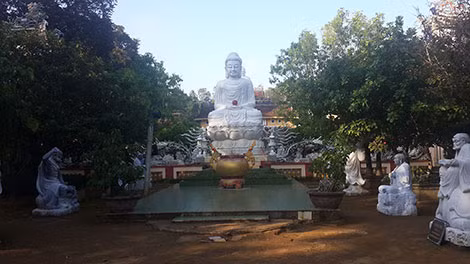 Vườn tượng Phật trên núi Thiên Ấn.