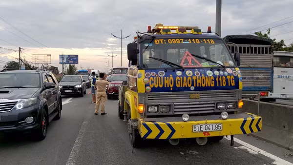 Hàng loạt phương tiện các loại bị ùn ứ kéo dài trên đường.