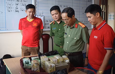 Lãnh đạo Công an huyện kiểm tra tang vật vụ án ma túy.