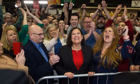 Lãnh đạo đảng Sinn Fein Mary Lou McDonald cùng cử tri mừng chiến thắng.
