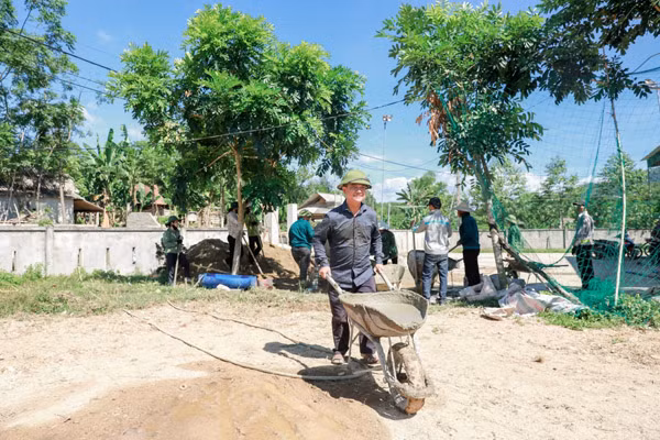 ... và chỉnh trang khuôn viên, khu vui chơi thể thao thôn Lâm Khê (Xã Sơn Lâm, Hương Sơn, Hà Tĩnh).