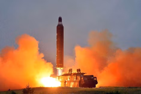 CHDCND Triều Tiên thử nghiệm thành công hệ thống phóng tên lửa đa nòng "siêu lớn". Ảnh: Nikkei.