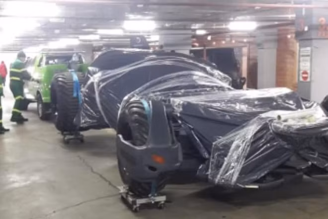 Chiếc Batmobile được "đóng gói" và kéo đi.