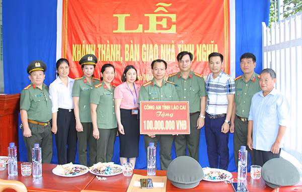 Lãnh đạo Công an tỉnh trao số tiền 100 triệu đồng cho gia đình đồng chí Thiếu tá Nguyễn Văn Phương.