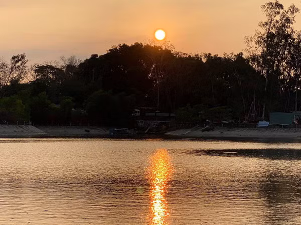 Đi dạo bên bờ hồ Thùy Dương cạnh khu vực Ga Bà Đen giữa thiên nhiên trong lành và tiếng côn trùng khe khẽ là một trải nghiệm rất thanh bình, đặc biệt vào những buổi bình minh hay hoàng hôn.