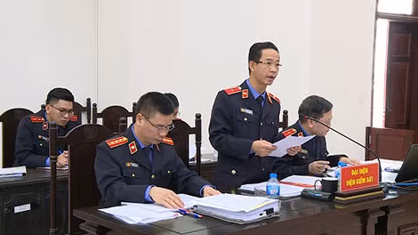 Đại diện Viện Kiểm sát đọc bản luận tội.