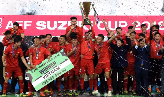 Các CĐV chờ đợi được chứng kiến thầy trò HLV Park Hang-seo bảo vệ ngôi vô địch AFF Cup.