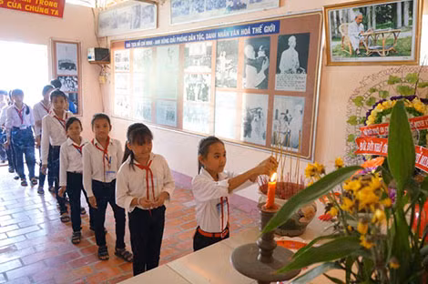 Các cháu thiếu nhi đến viếng tại đền thờ Bác.