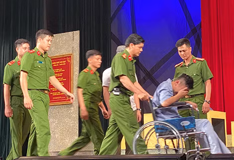 Cảnh xúc động trong vở “Vẫn sống” của Nhà hát Công an Nhân dân.