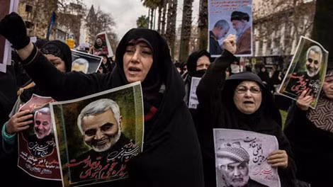 Hàng ngàn người Iran đổ xuống đường bày tỏ lòng thương tiếc Tướng Qasem Soleimani. Ảnh: Getty Images. Hàng ngàn người Iran đổ xuống đường bày tỏ lòng thương tiếc Tướng Qasem Soleimani. Ảnh: Getty Images.