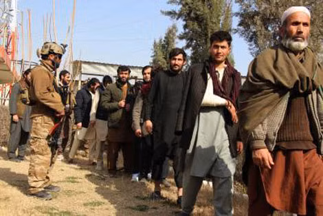 Binh sĩ Afghanistan áp giải các tay súng Taliban bị bắt giữ tại Kunduz.