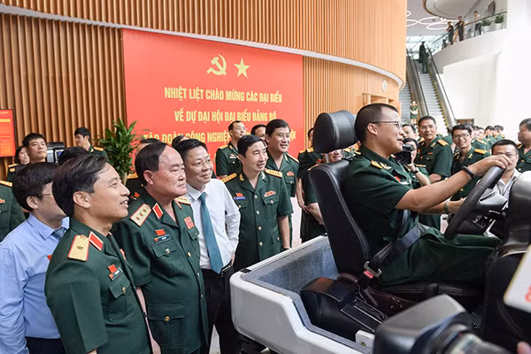 Các đại biểu tham quan mô hình lái xe Voto.