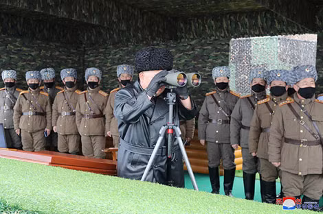 Chủ tịch Triều Tiên Kim Jong-Un thị sát một cuộc tập trận hôm 29-2. Chủ tịch Triều Tiên Kim Jong-Un thị sát một cuộc tập trận hôm 29-2.