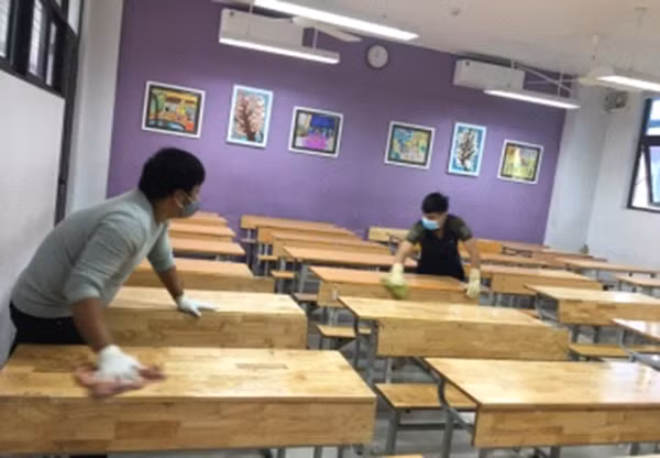 Các trường tăng cường vệ sinh phòng học trong thời gian học sinh được tạm nghỉ.