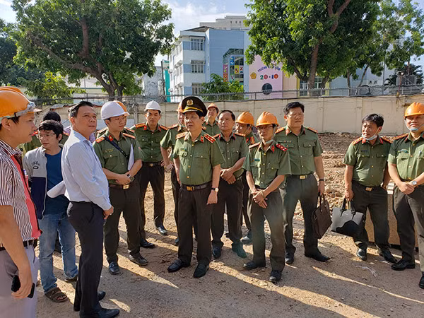 Thứ trưởng Nguyễn Văn Sơn cùng đoàn công tác đến kiểm tra tại công trình.