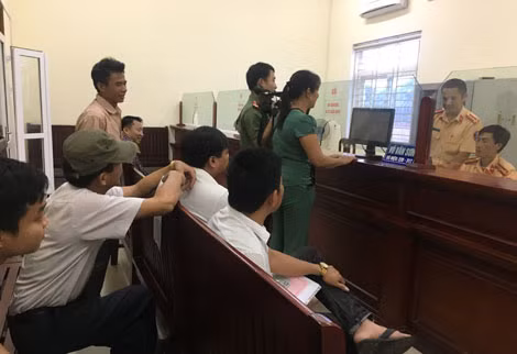 Người dân đến Cơ quan Công an làm thủ tục đăng ký xe.