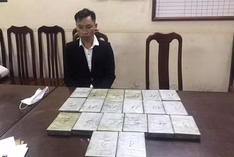 Đối tượng Vàng A Páo cùng tang vật.