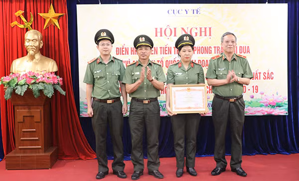 Thiếu tướng Nguyễn Khắc Thủy trao Bằng khen của Thủ tướng Chính phủ tặng Phòng Y tế dự phòng. Thiếu tướng Nguyễn Khắc Thủy trao Bằng khen của Thủ tướng Chính phủ tặng Phòng Y tế dự phòng.