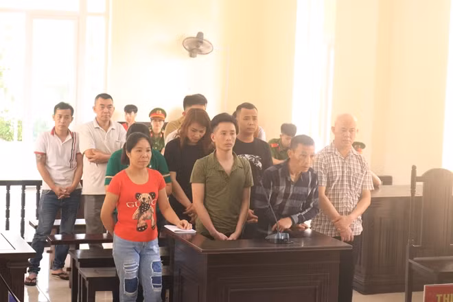 Các bị cáo bị đưa ra xét xử về tội "Đánh bạc".