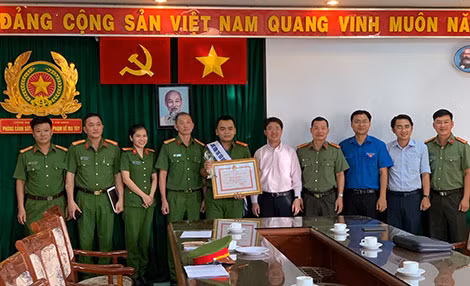 Thượng úy Trần Lê Bảo trong lễ vinh danh “Công dân trẻ tiêu biểu TP Hồ Chí Minh năm 2019”.