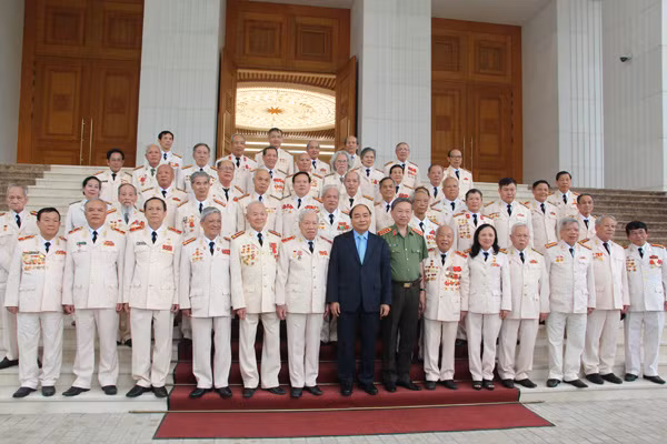 Thủ tướng Nguyễn Xuân Phúc; Bộ trưởng Tô Lâm gặp gỡ các cán bộ Công an chi viện chiến trường miền Nam vào dịp 19-8-2019. Ảnh: Quỳnh Vinh.