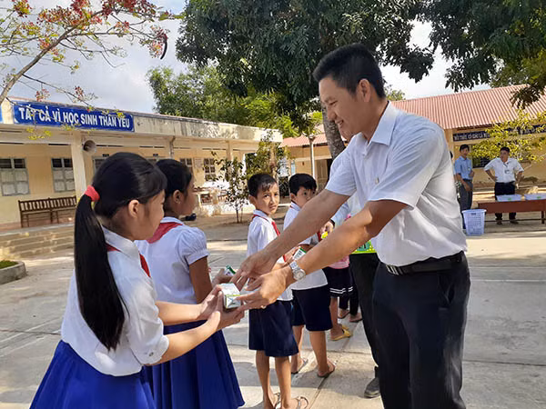 Các thầy cô giáo phát sữa cho các em học sinh nhân ngày đầu tiên bắt đầu uống sữa học đường. Các thầy cô giáo phát sữa cho các em học sinh nhân ngày đầu tiên bắt đầu uống sữa học đường.