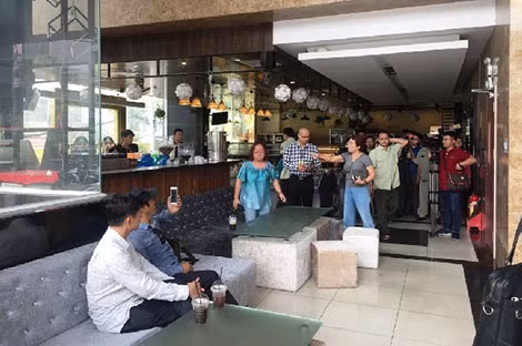 Nhiều khách hàng đến tìm chủ đầu tư làm việc vào ngày 13-11-2018. Nhiều khách hàng đến tìm chủ đầu tư làm việc vào ngày 13-11-2018.